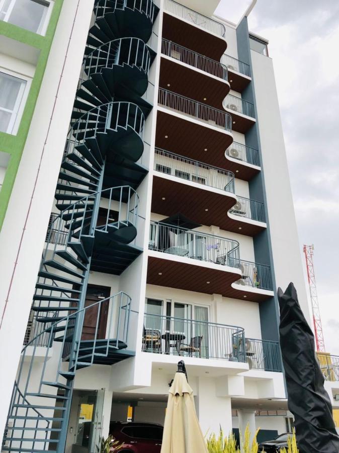 Premier Executive Apartment - The Ivy, East Legon アクラ エクステリア 写真